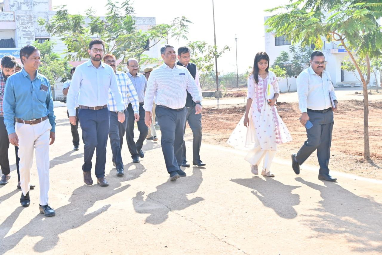 COLLECTOR'S MAHASAMUND VISIT TO EMRS SCHOOL